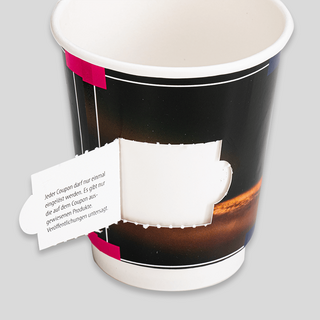 Doppelwandiger Pappbecher als Coupon-Becher mit individuellem Druck und abtrennbarem Feld