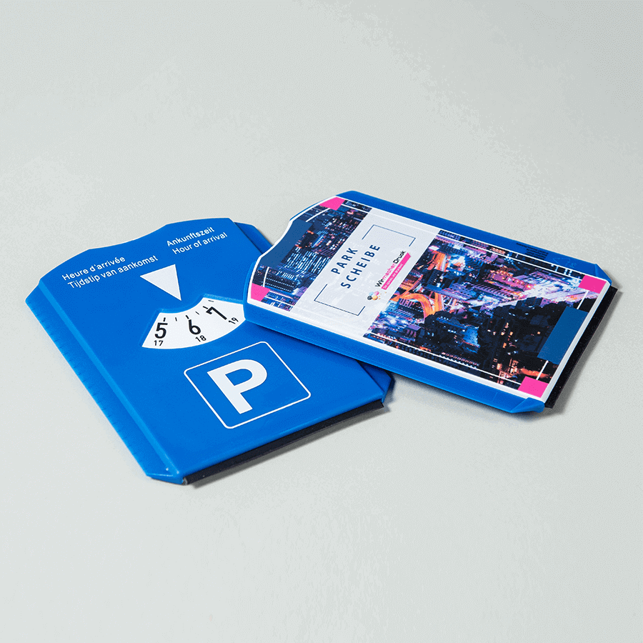 Parkscheibe mit blau-weißer Vorderseite und individuell bedruckbarer Rückseite
