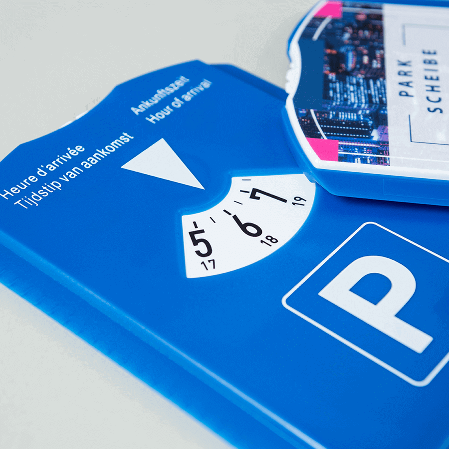 Detailansicht einer Parkscheibe inkl. Eiskratzer und Wasserabstreifer