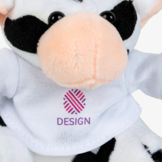 Schlüsselanhänger mit Kuh-Kuscheltier von vorne in der Detailansicht, Kuh trägt weißes Shirt mit Druck