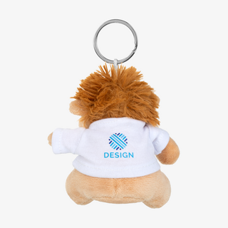 Schlüsselanhänger mit Löwe-Kuscheltier von hinten in der Gesamtansicht, Löwe trägt weißes Shirt mit Druck
