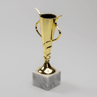 Individuell gravierter, edler Pokal mit Marmorsockel, elegant und in Gold