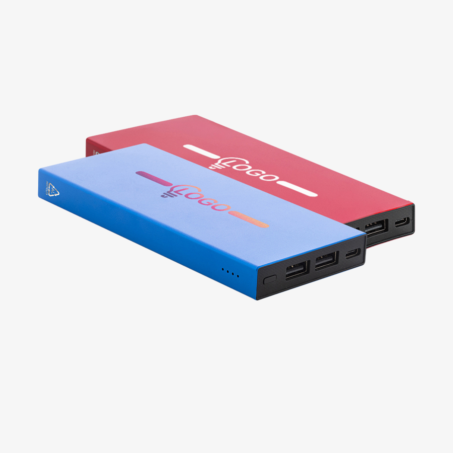 Eine blaue Powerbank bedruckt und eine rote Powerbank graviert mit Logo und je 10.000 mAh Kapazität