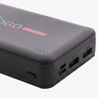 Schwarze Powerbank aus recyceltem Kunststoff mit 20.000 mAh in Detailansicht mit bedrucktem Logo