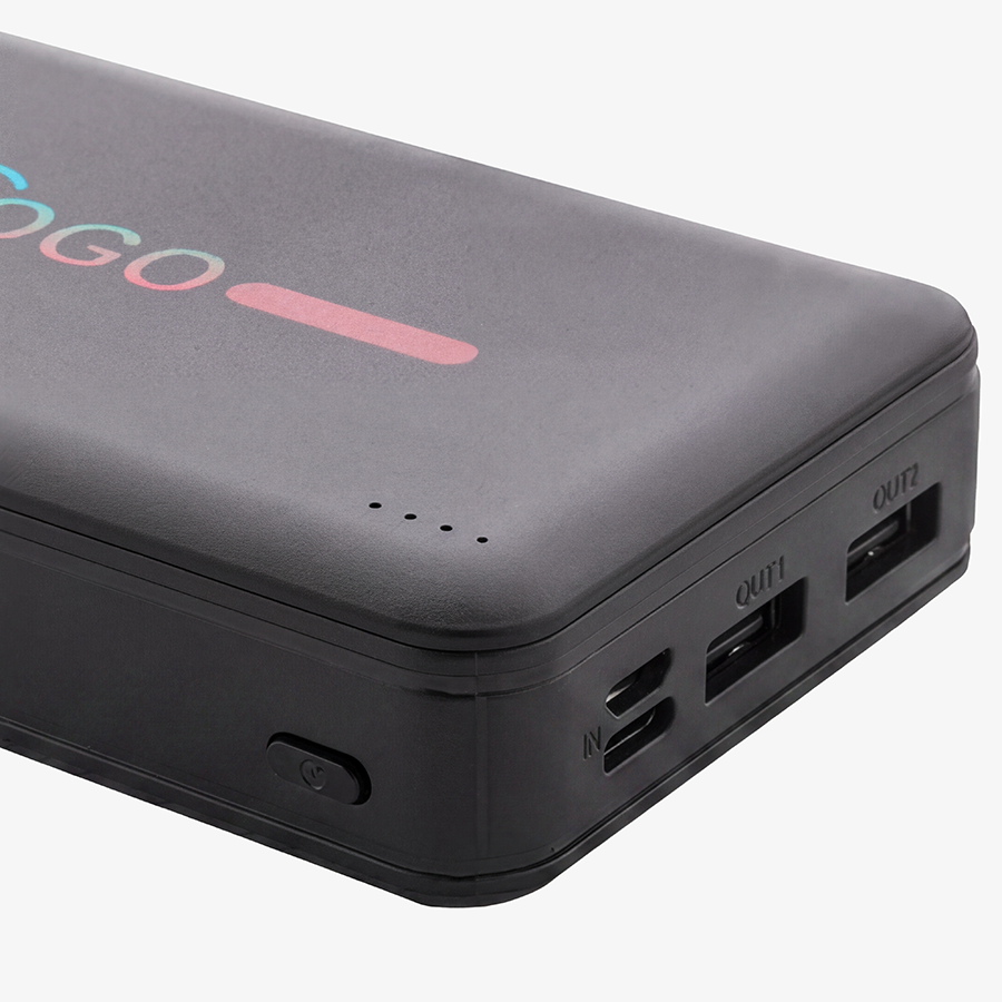 Schwarze Powerbank aus recyceltem Kunststoff mit 20.000 mAh in Detailansicht mit bedrucktem Logo
