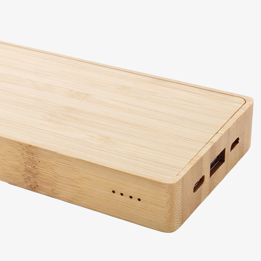 Unpersonalisierte naturfarbene Solar-Powerbank aus Bambus mit Ein- und Ausgängen im Detail