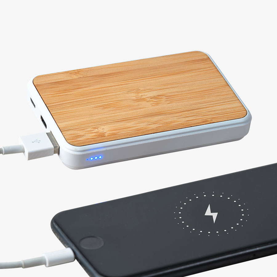 Unveredelte Bambus-Powerbank mit 5.000 mAh aus weißem ABS-Gehäuse, beim Aufladen