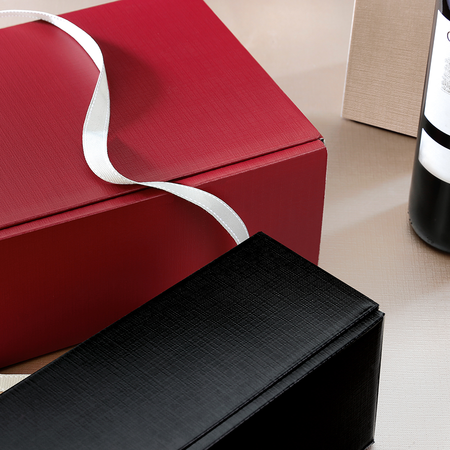 Kleiner Präsentkarton aus weinroter Wellpappe als Geschenkverpackung