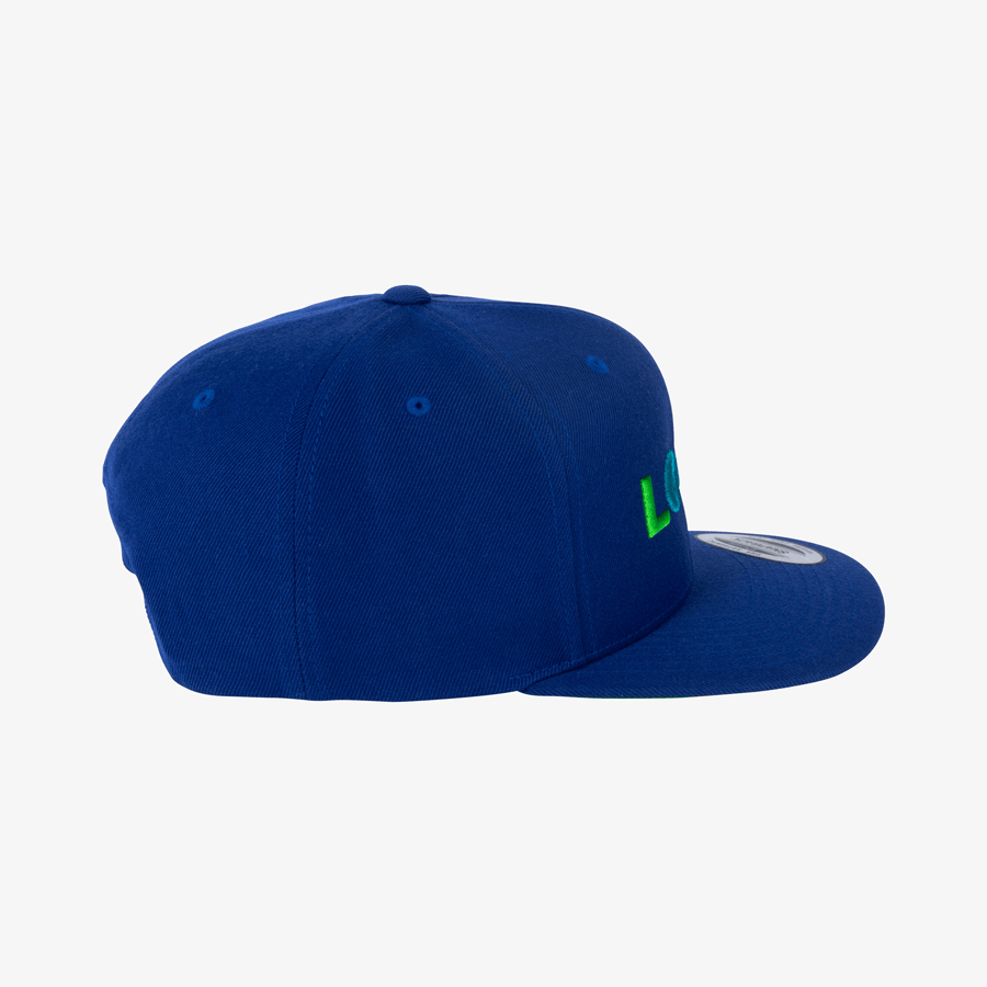 Seitenansicht einer dunkelblauen Premium-Snapback-Cap mit 3D-Stickerei