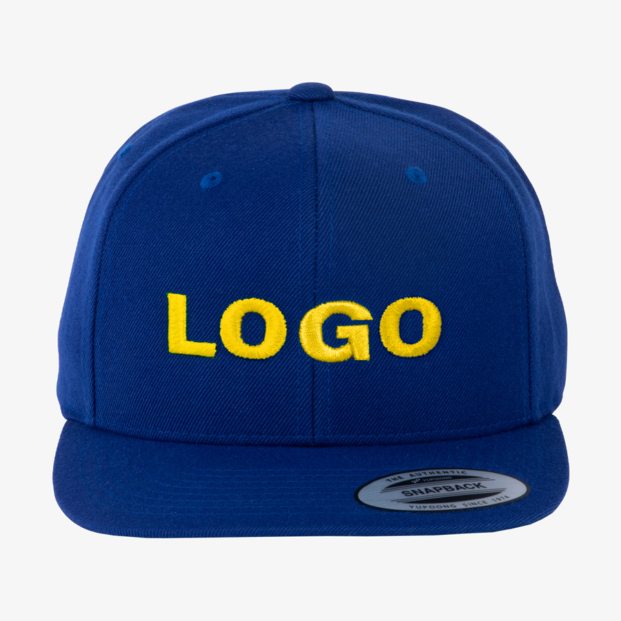 Vorderseite einer individuell bestickten Premium-Snapback-Cap in Dunkelblau