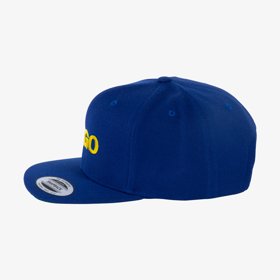 Seitenansicht einer individuell bestickten Premium-Snapback-Cap in Dunkelblau