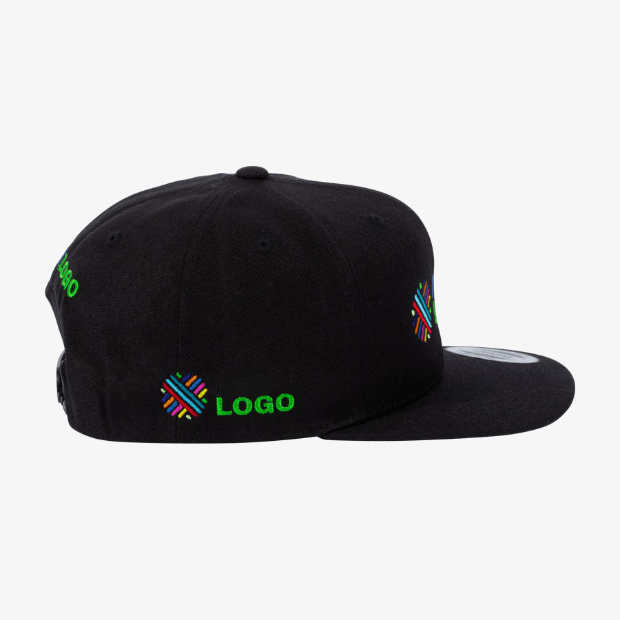 Seitenansicht einer individuell bestickten Premium-Snapback-Cap in Schwarz mit verschiedenen Stickpositionen