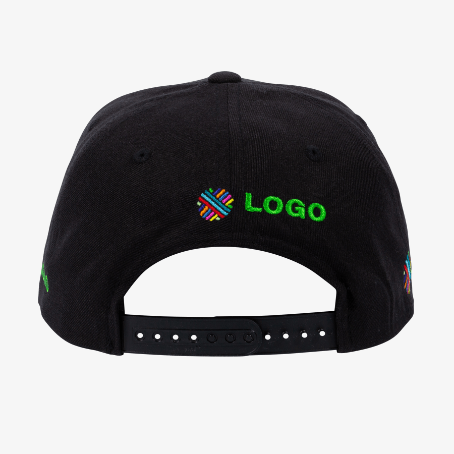 Rückansicht einer individuell bestickten Premium-Snapback-Cap in Schwarz mit vier Stickpositionen