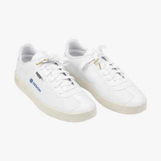 Ein Paar weiße PUMA-Sneaker mit vollfarbigem Druck an der Außenseite