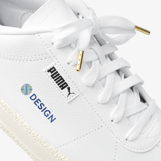 Detailansicht weißer PUMA-Sneaker mit klassischer Schnürung und individuellem Druc