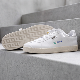 Ein Paar weiße PUMA-Sneaker mit vollfarbigem Druck auf einer Treppe