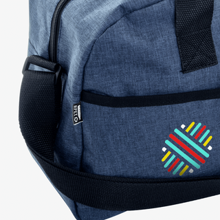 Detailansicht vollfarbiger Digitaltransferdruck auf kompakter Reise-Sporttasche aus RPET