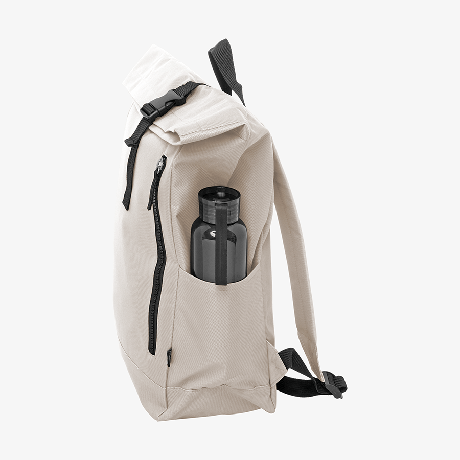 Weißer Rolltop-Rucksack aus RPET mit Schnallenverschluss, ohne Werbeanbringung, seitliche Ansicht