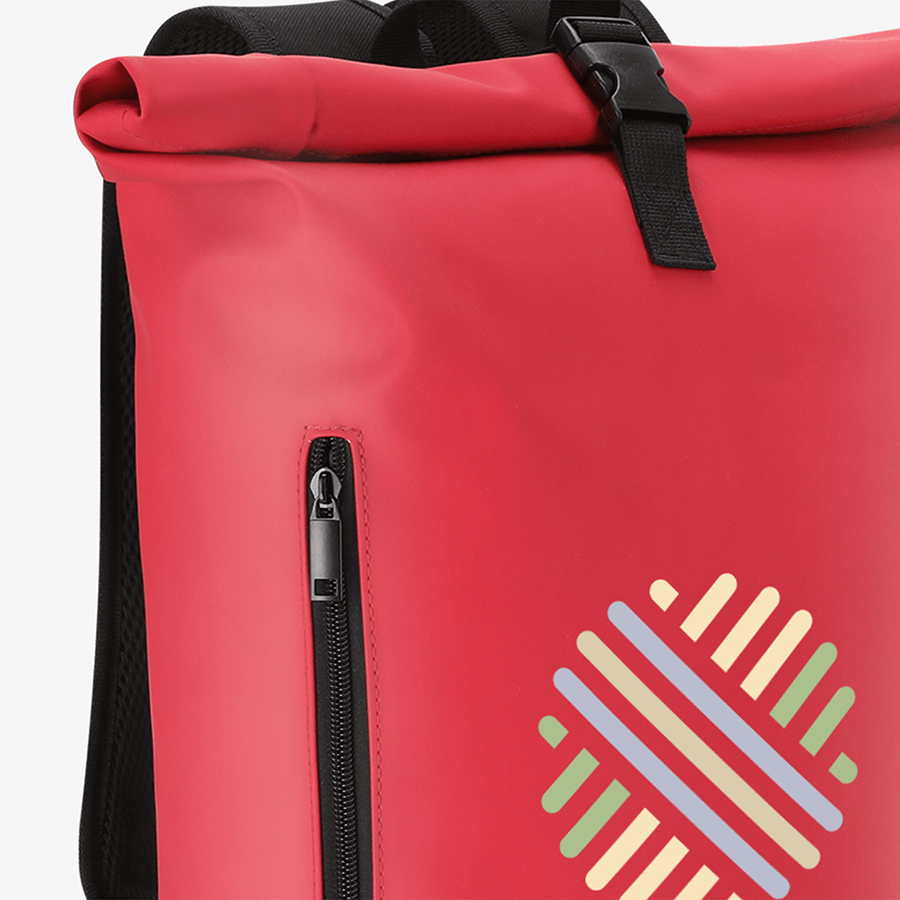 Roter Rolltop-Rucksack aus recyceltem PU-Material mit Reißverschluss und Druck in der Detailansicht