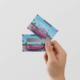 Hand hält zwei individuell und vollfarbig bedruckte Rubbellose