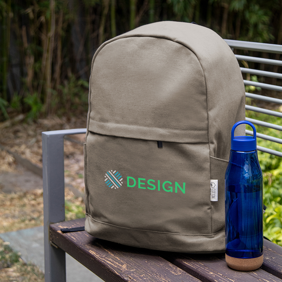Brauner Anti-Diebstahl-Rucksack aus Canvas mit aufgedrucktem Logo auf einer Bank mit Trinkflasche
