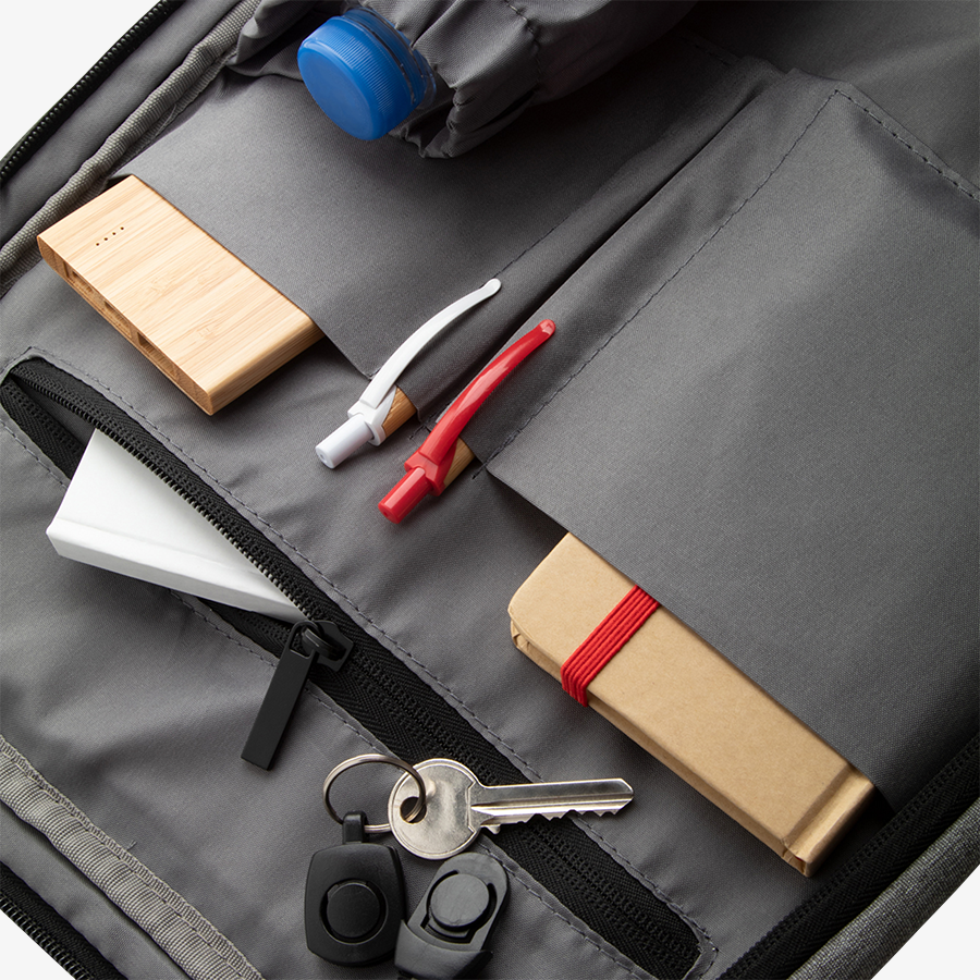 Detailansicht von Innenfächern eines Organizer-Anti-Diebstahl-Rucksacks mit vielen Gegenständen