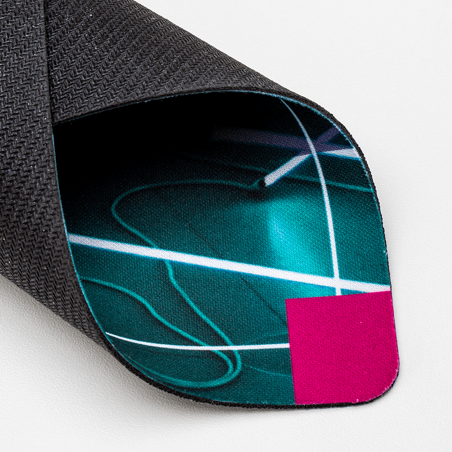 Detailansicht eines Tischsets aus Textil mit bedruckter Vorderseite und rutschfester Rückseite aus Gummi