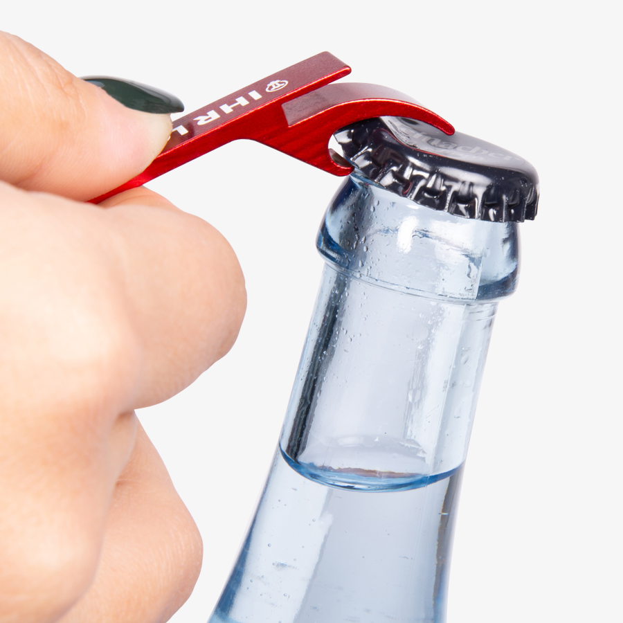 Anwendungsbeispiel gravierter Aluminium-Schlüsselanhänger mit Flaschenöffner