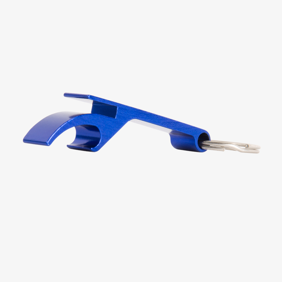 Detailansicht blauer Aluminium-Schlüsselanhänger mit Flaschenöffner, mit Lasergravur