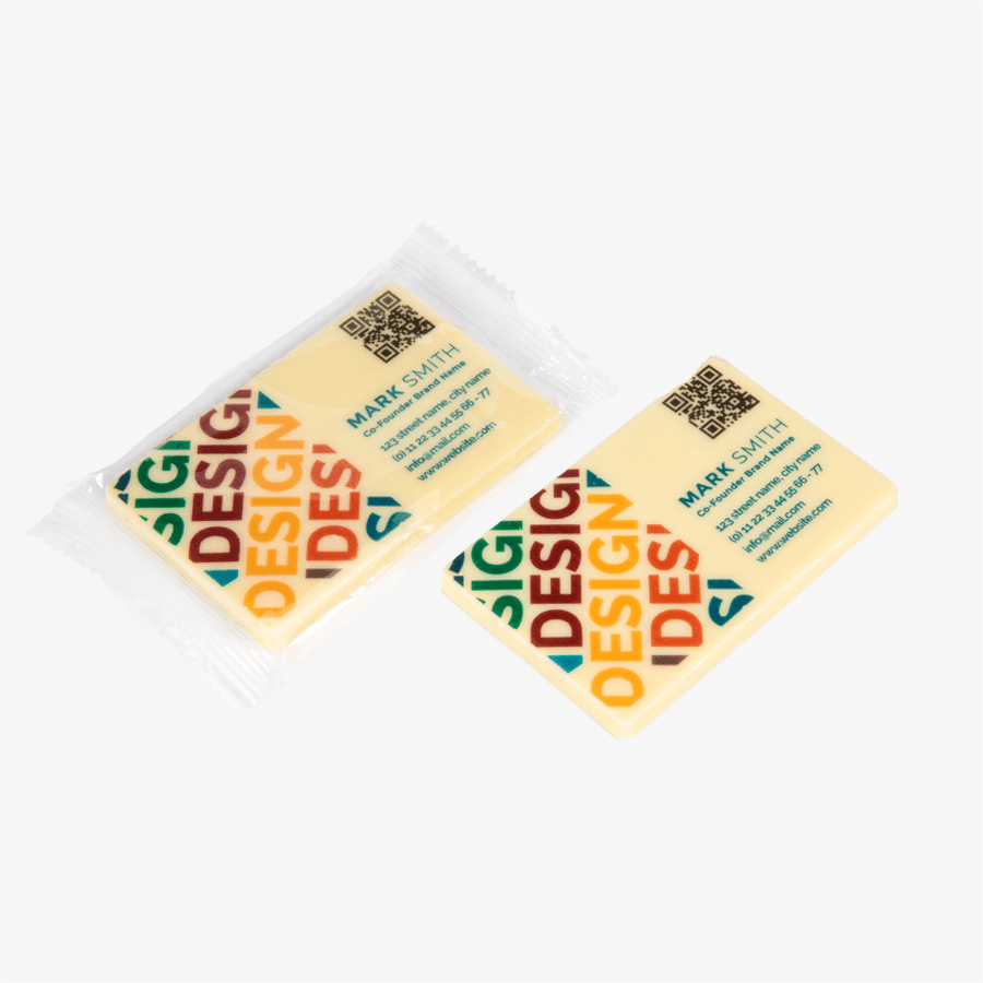 Zwei Schokoladen-Visitenkarten mit vollfarbigem Druck, zum Teil in Folie verpackt