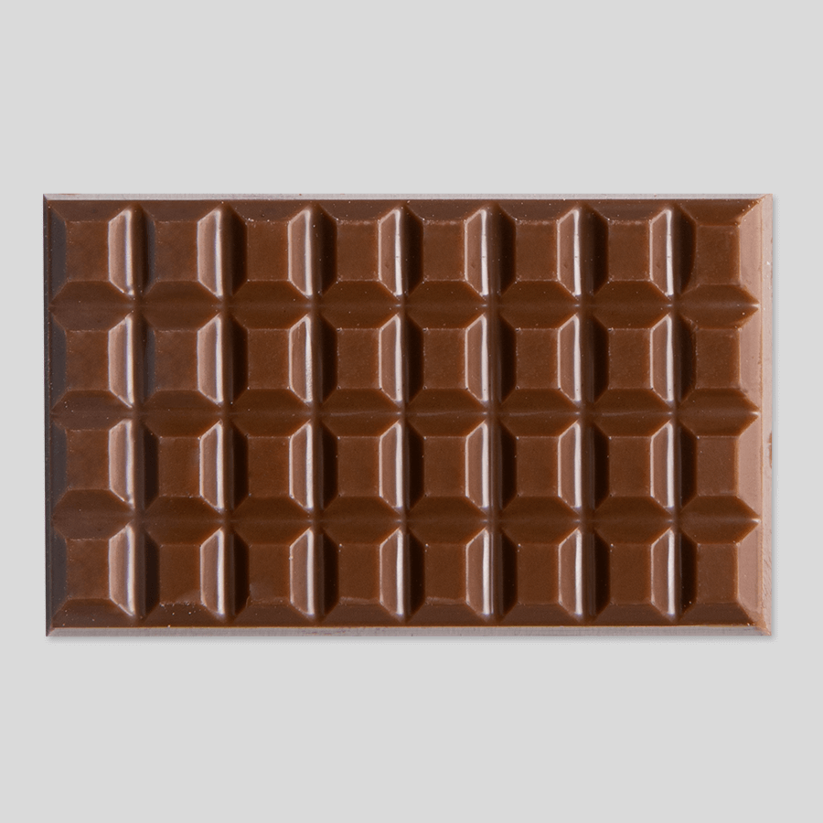 Ausgepacktes Schokoladentäfelchen aus köstlicher, belgischer Edel-Vollmilchschokolade