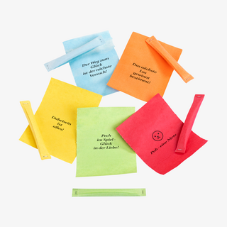 Viele bunte vorgefertigte Sicherheitslose (Nieten) im Format 6 x 6,5 cm, sie sind mit einem passenden Spruch bedruckt