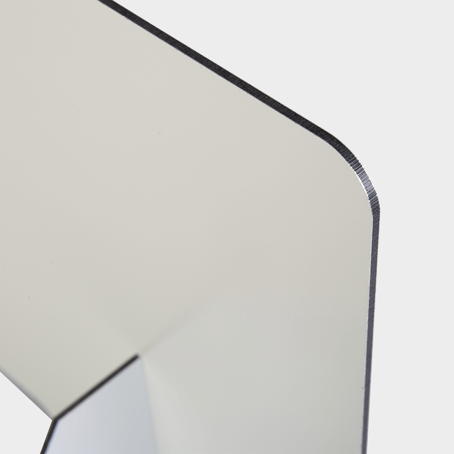 Detailansicht eines Sichtschutz Tischaufstellers aus 3 mm starken Aluverbundplatten in Weiß