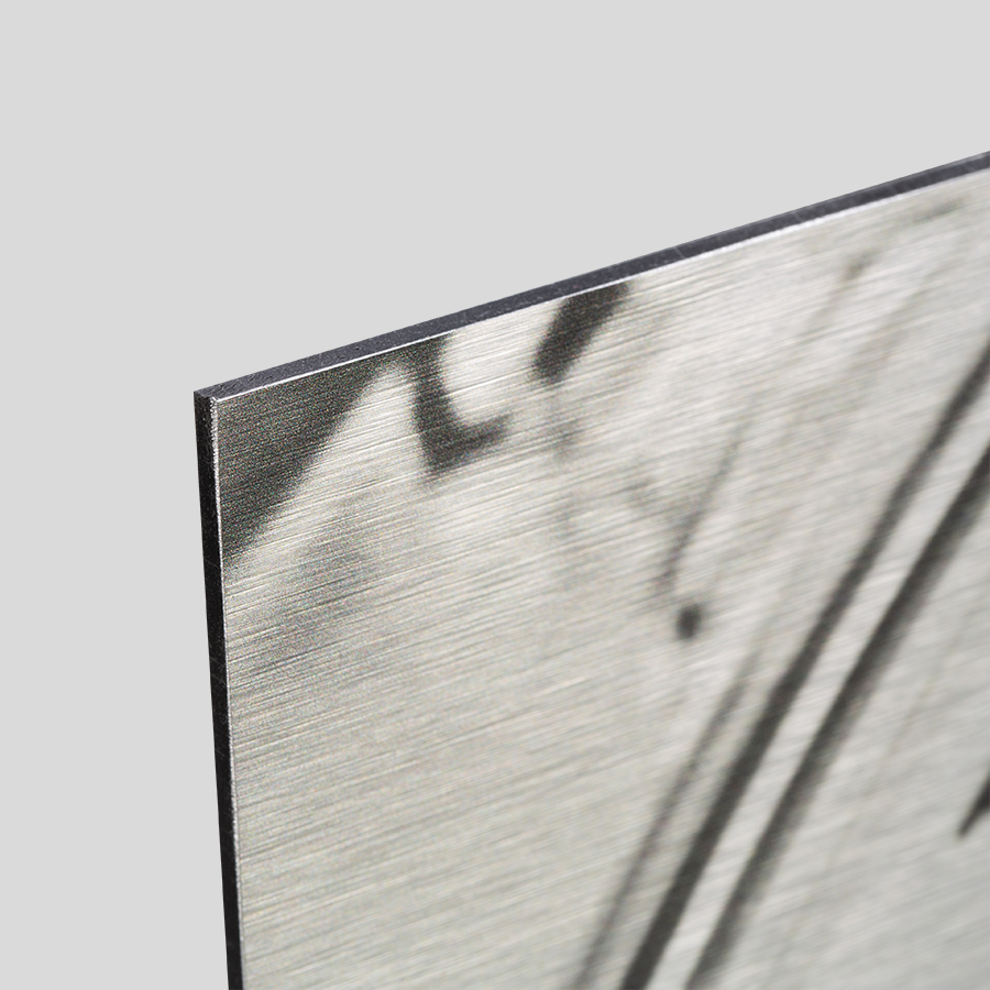 Detailansicht einer gebürsteten Aluminiumverbundplatte in Silber