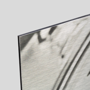 Detail silberfarbene Aluplatte (gebürstet)