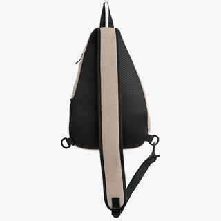 Rückansicht einer individuell bedruckten Slingtasche aus RPET in der Farbe Beige