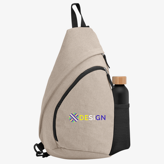 Mit Logo bedruckte Slingtasche in der Frontansicht, mit Trinkflasche im Seitenfach (nicht enthalten)