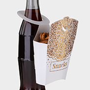 Bedruckter Snackholder befüllt mit Mini-Brezeln an Colaflasche