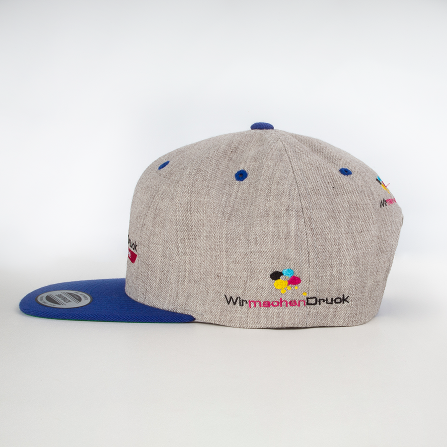 Seitliche Ansicht einer individuell bestickten Premium Snapback 2-Tone Cap