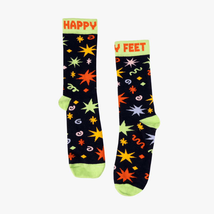 Ein Paar gestrickter, klassischer Mustersocken mit neutralem Motiv