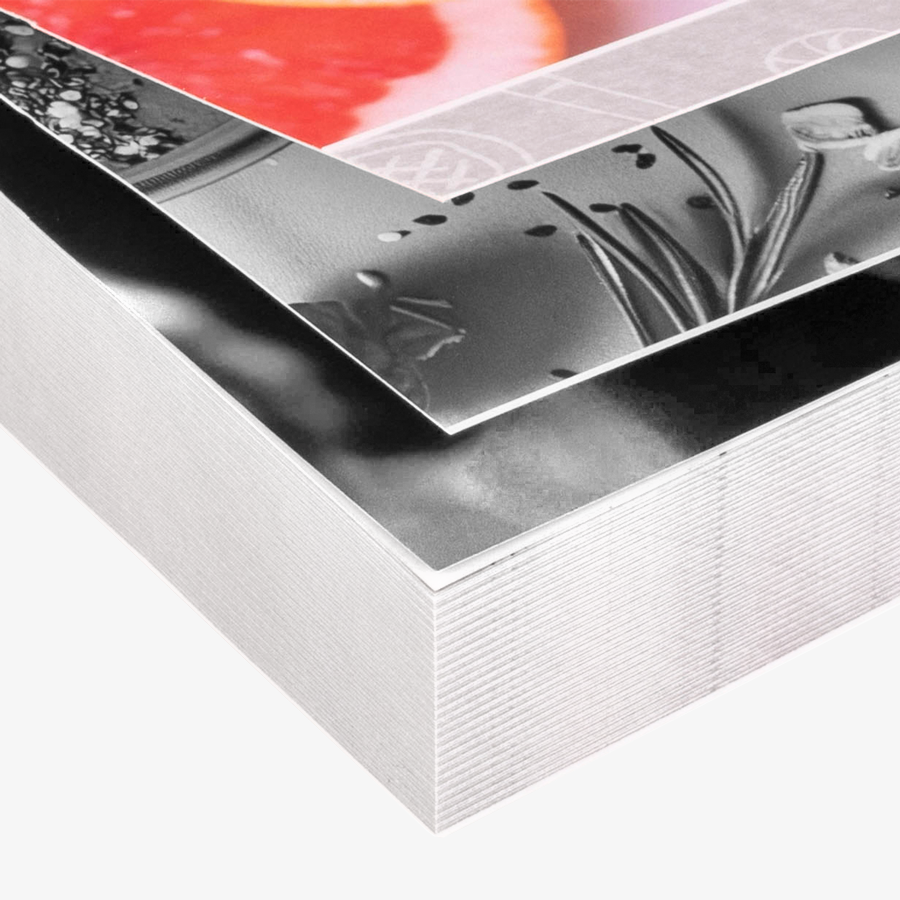 Detailansicht Softcover-Buch mit Seiten in Schwarz-Weiß