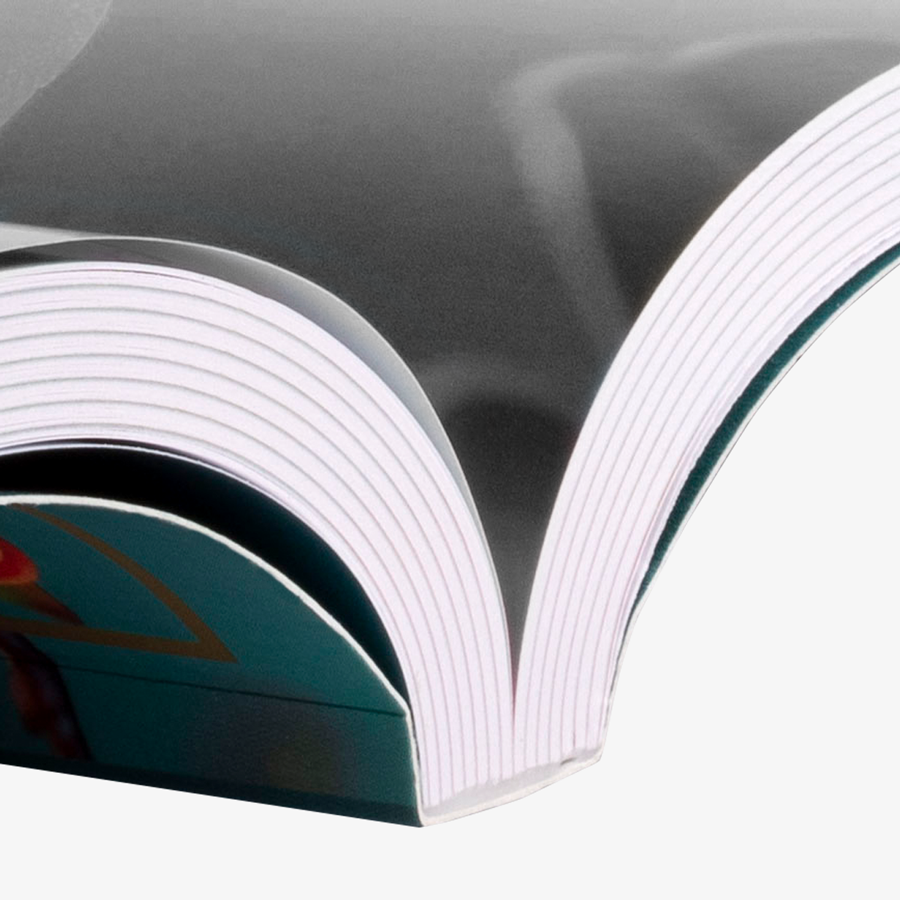 Detailansicht eines Softcover-Buches mit schwarz-weißem Inhalt
