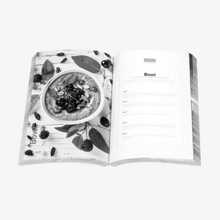 Aufgeschlagenes Softcover-Buch (12,5 x 19 cm) mit Inhalt in Schwarz-Weiß