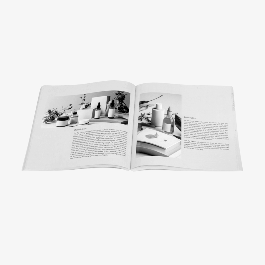 Aufgeschlagenes Softcover-Buch (21 x 21 cm) mit Inhalt in Schwarz-Weiß