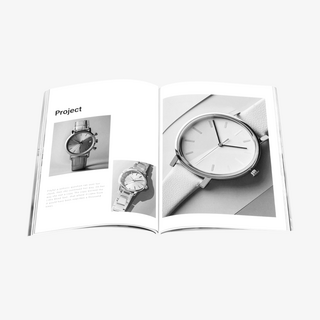 Aufgeschlagenes Softcover-Buch (DIN A5 hoch) mit Inhalt in Schwarz-Weiß