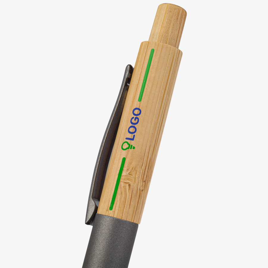 Bambus-Softtouch-Kugelschreiber mit Tampondruck auf dem Bambusschaft in der Detailansicht