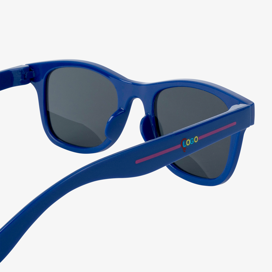 Detailansicht blaue Kinder-Sonnenbrille mit individuellem Tampondruck auf dem Bügel