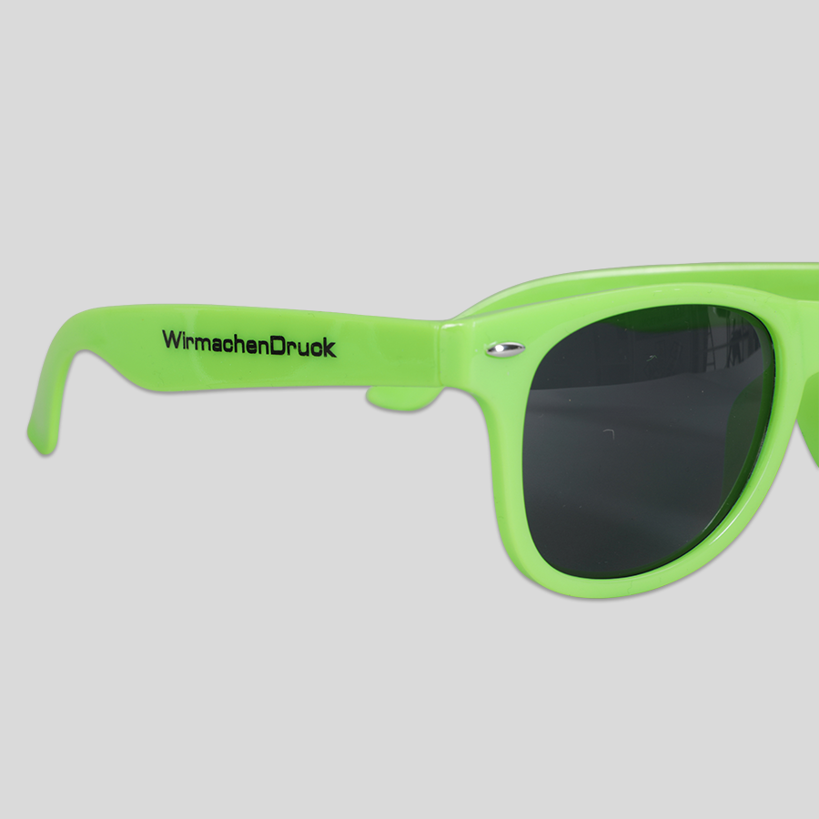 Detailansicht bedruckter Bügel der grünen Sonnenbrille (UV400-konform)