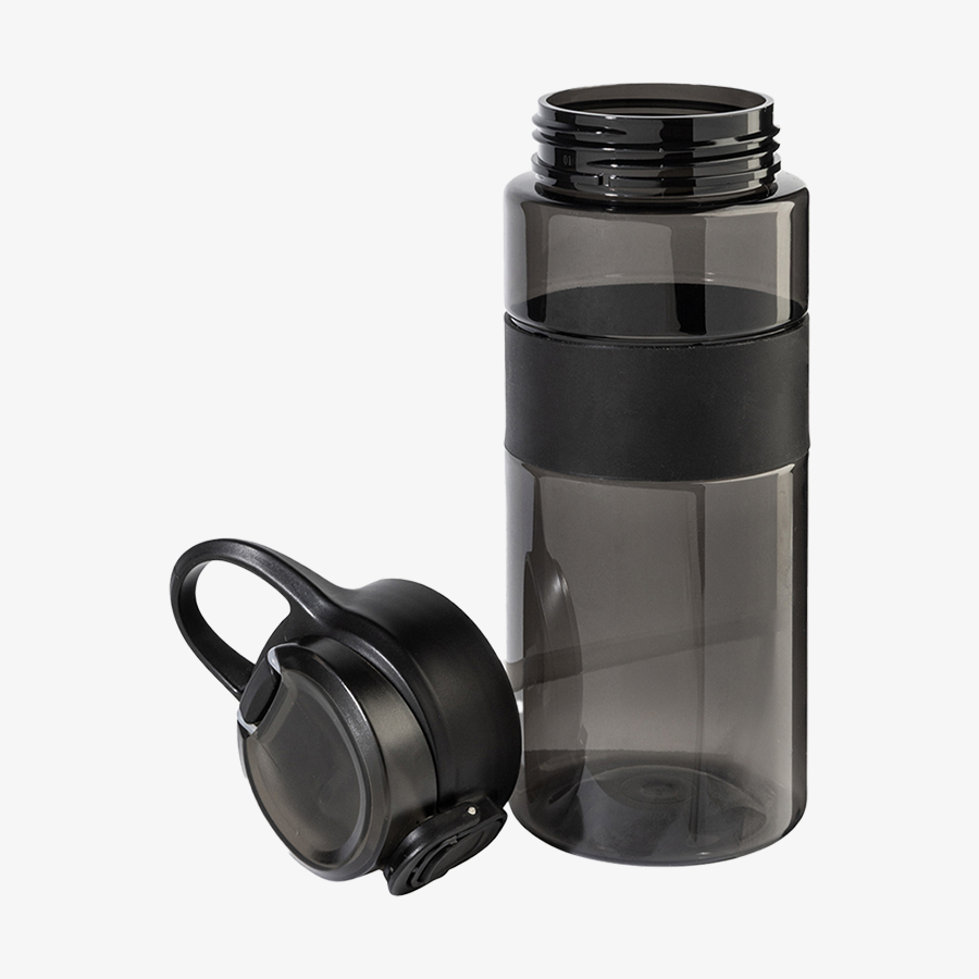 Unbedruckte schwarze 700-ml-Sportflasche aus RPET mit Flip-Top-Deckel und Silikonring