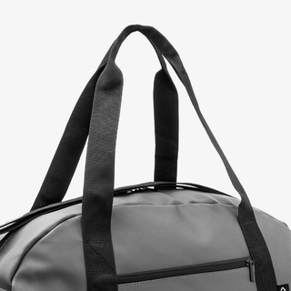 Detailansicht wasserfeste Sporttasche mit Tragegriffen, Schultergurt und Reißverschlusstasche